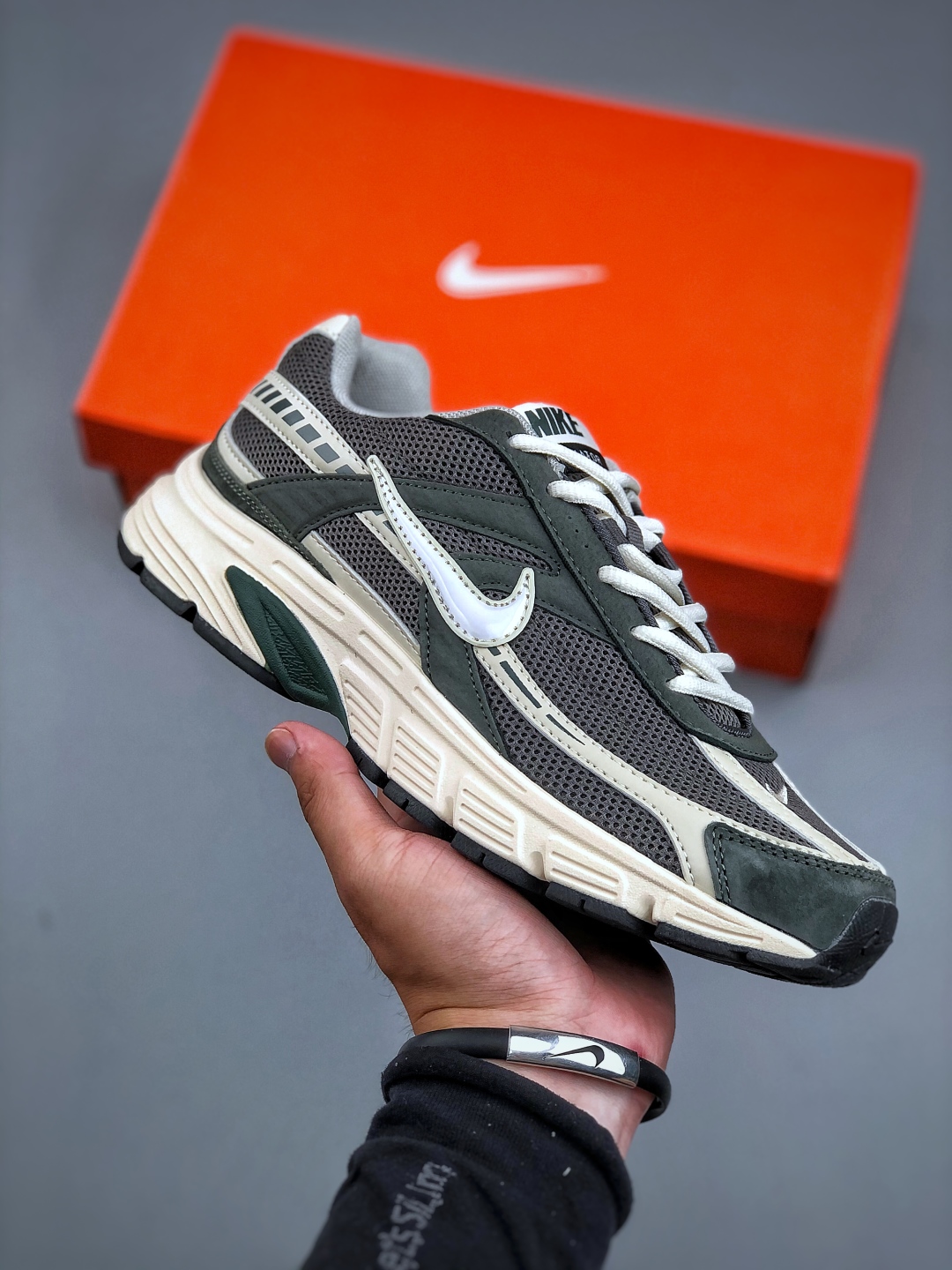 💰200NIKE Initiator Running创始者系列复古老爹鞋休闲运动舒适跑 采用透气网眼鞋面和支撑覆盖层，自然运动设计的Phlyon中底用于缓冲，BRS 1,000碳橡胶外底具有轻质柔韧性，牵引力和耐用性。 货号：IB4339 025 尺码：36-45（半）