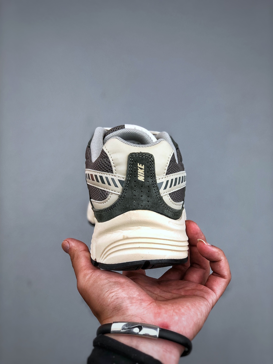 💰200NIKE Initiator Running创始者系列复古老爹鞋休闲运动舒适跑 采用透气网眼鞋面和支撑覆盖层，自然运动设计的Phlyon中底用于缓冲，BRS 1,000碳橡胶外底具有轻质柔韧性，牵引力和耐用性。 货号：IB4339 025 尺码：36-45（半）