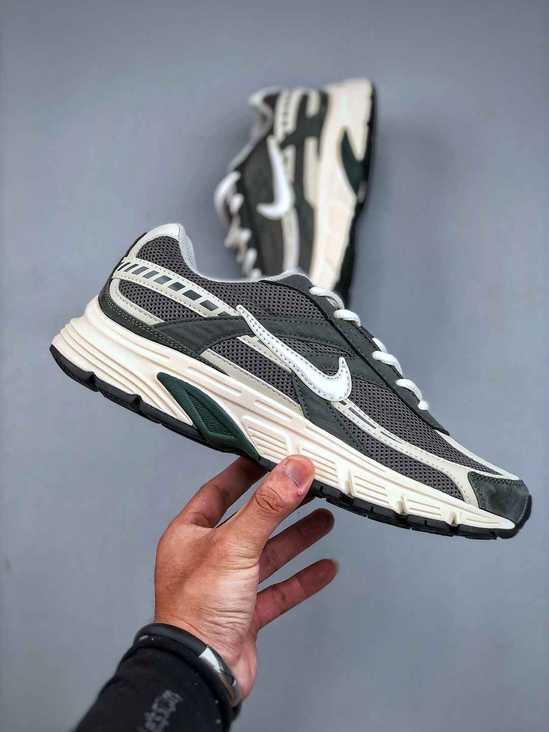 💰200NIKE Initiator Running创始者系列复古老爹鞋休闲运动舒适跑 采用透气网眼鞋面和支撑覆盖层，自然运动设计的Phlyon中底用于缓冲，BRS 1,000碳橡胶外底具有轻质柔韧性，牵引力和耐用性。 货号：IB4339 025 尺码：36-45（半）