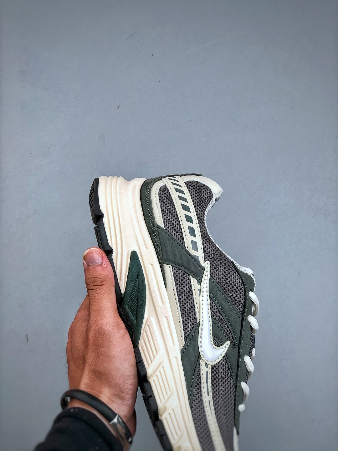 💰200NIKE Initiator Running创始者系列复古老爹鞋休闲运动舒适跑 采用透气网眼鞋面和支撑覆盖层，自然运动设计的Phlyon中底用于缓冲，BRS 1,000碳橡胶外底具有轻质柔韧性，牵引力和耐用性。 货号：IB4339 025 尺码：36-45（半）