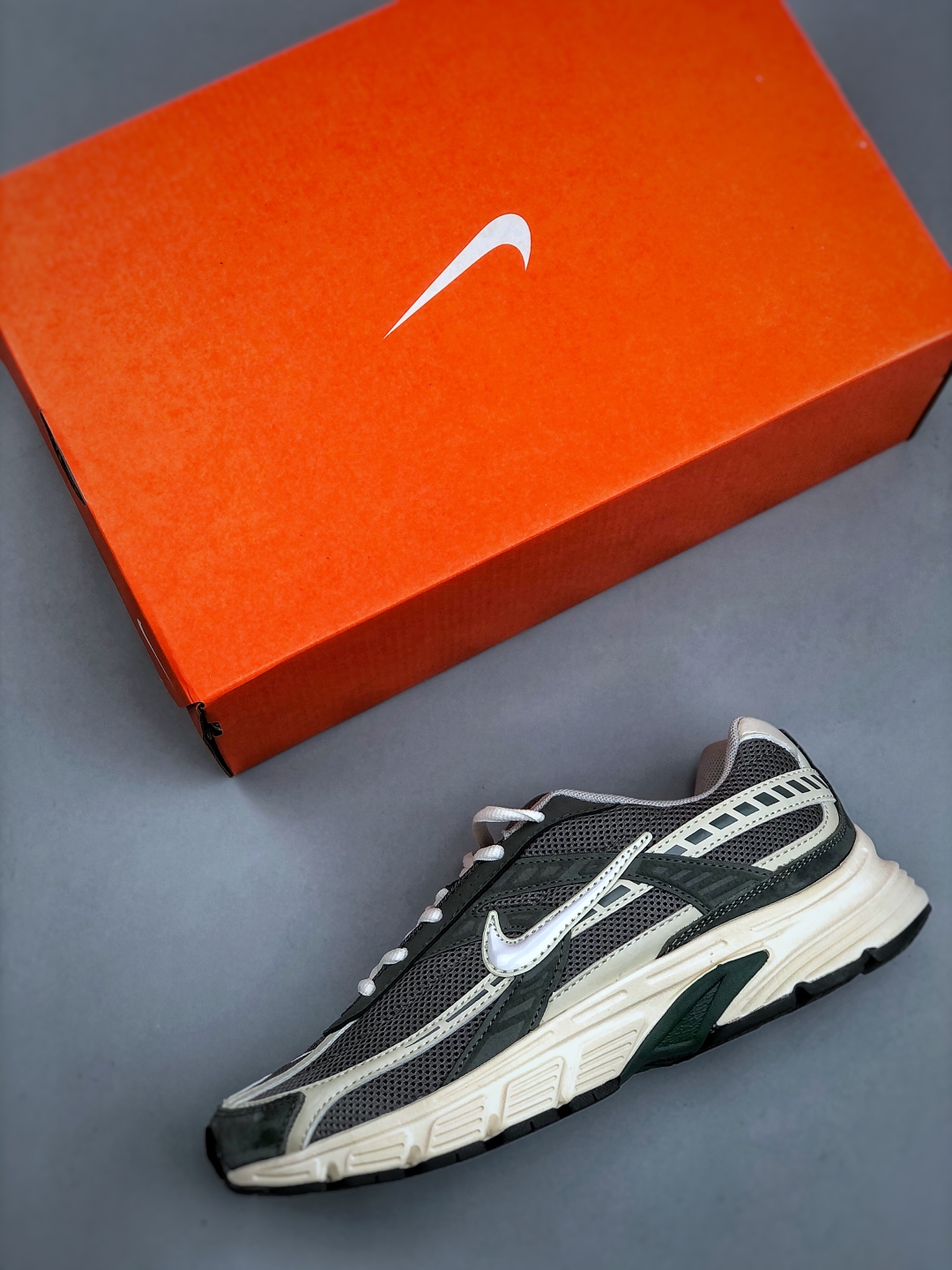 💰200NIKE Initiator Running创始者系列复古老爹鞋休闲运动舒适跑 采用透气网眼鞋面和支撑覆盖层，自然运动设计的Phlyon中底用于缓冲，BRS 1,000碳橡胶外底具有轻质柔韧性，牵引力和耐用性。 货号：IB4339 025 尺码：36-45（半）
