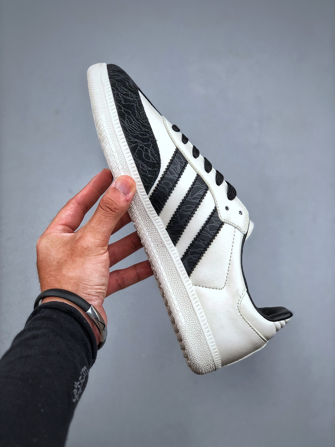 💰320 
Adidas SAMBA OG 德训鞋 高端定制桑巴系列 大厂纯原品质出货 超高清洁度 细节完美 舒适百搭 低帮休闲板鞋 货号：GJ75807 尺码：36-45（半）