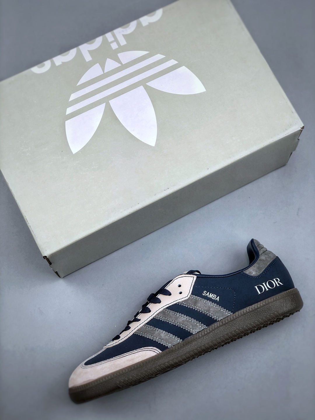 💰320 
Adidas SAMBA OG 德训鞋 高端定制桑巴系列 大厂纯原品质出货 超高清洁度 细节完美 舒适百搭 低帮休闲板鞋 货号：DX0007 尺码：36-45（半）