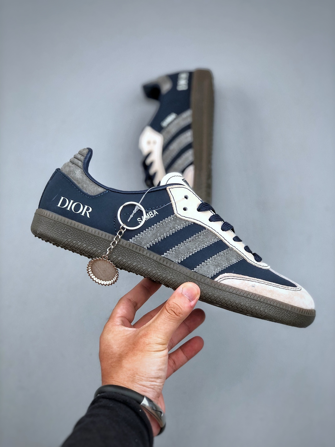 💰320 
Adidas SAMBA OG 德训鞋 高端定制桑巴系列 大厂纯原品质出货 超高清洁度 细节完美 舒适百搭 低帮休闲板鞋 货号：DX0007 尺码：36-45（半）