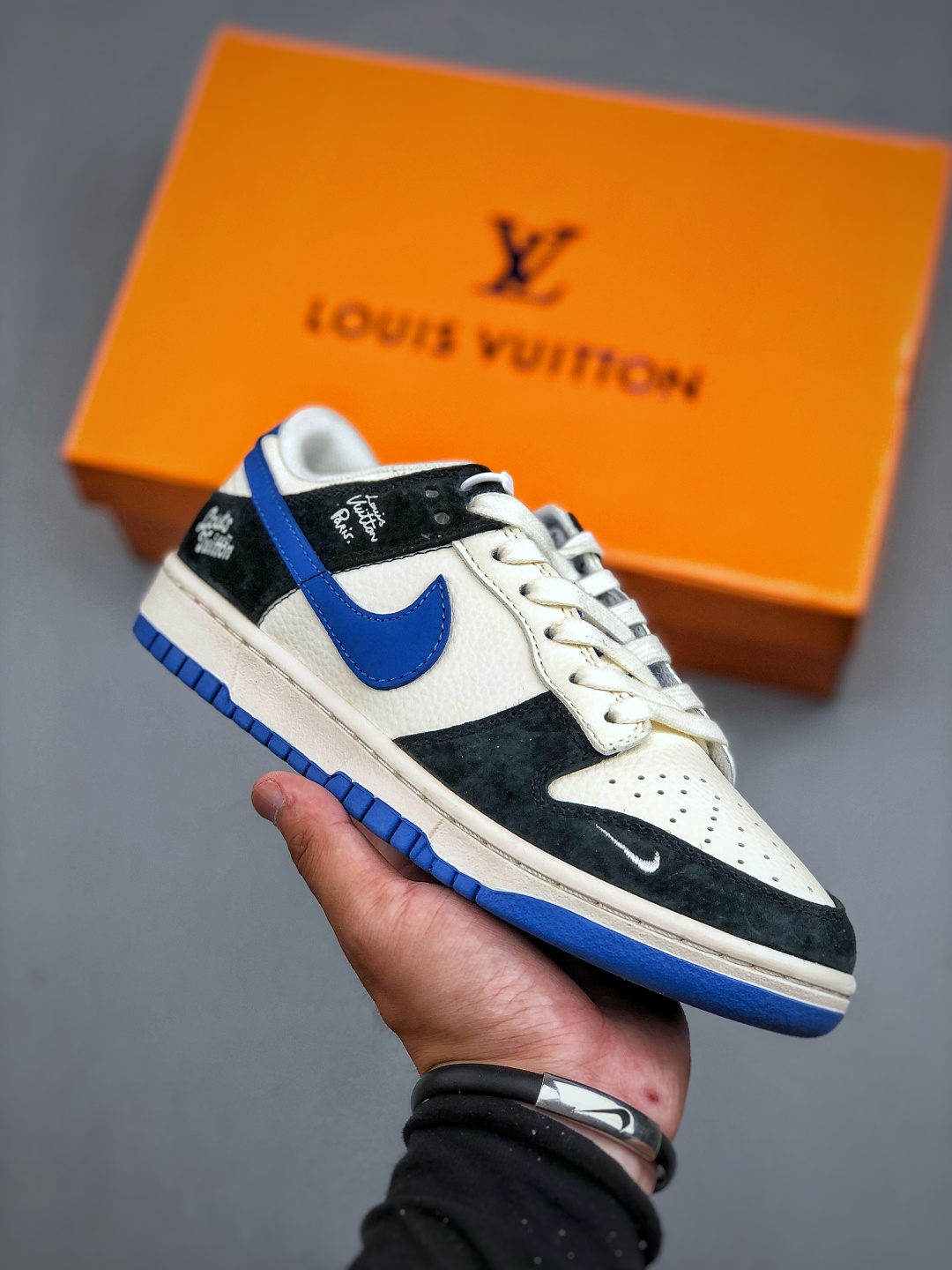 海外爆款限量发售!高端定制Nike SB Dunk Low “路易威登LV联名 奶白蓝”高端定制 低帮休闲板鞋 定制鞋盒 大厂纯原品质出货 超高清洁度 皮料切割干净无任何毛边 细节完美 货号:XD1588-221