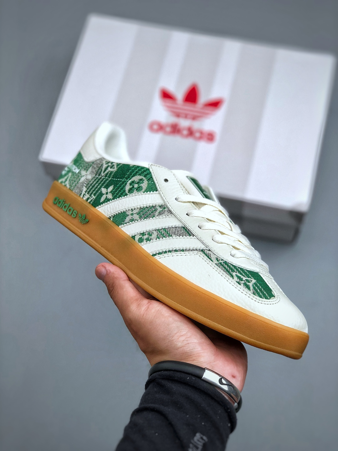 💰320  
adidas 德训鞋 “LV联名-绿灰牛仔”高端定制 大厂纯原品质出货 超高清洁度 细节完美 舒适百搭 低帮休闲板鞋 男女同款货号：SC9207-733 码数：36 36.5 37.5 38 38.5 39 40 40.5 41 42 42.5 43 44 44.5 45