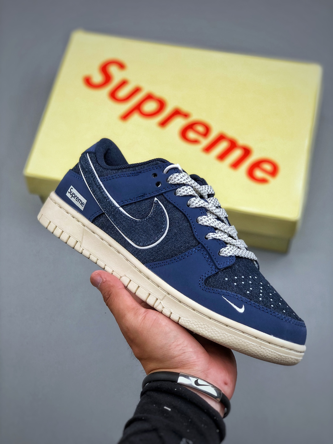 💰380  
海外爆款限量发售！高端定制Nike SB Dunk Low “Supreme联名---帆布深蓝”高端定制 低帮休闲板鞋 定制鞋盒 大厂纯原品质出货 超高清洁度 皮料切割干净无任何毛边 细节完美 
货号：XD1588-222
Size:36 36.5 37.5 38 38.5 39 40 40.5 41 42 42.5 43 44 44.5 45