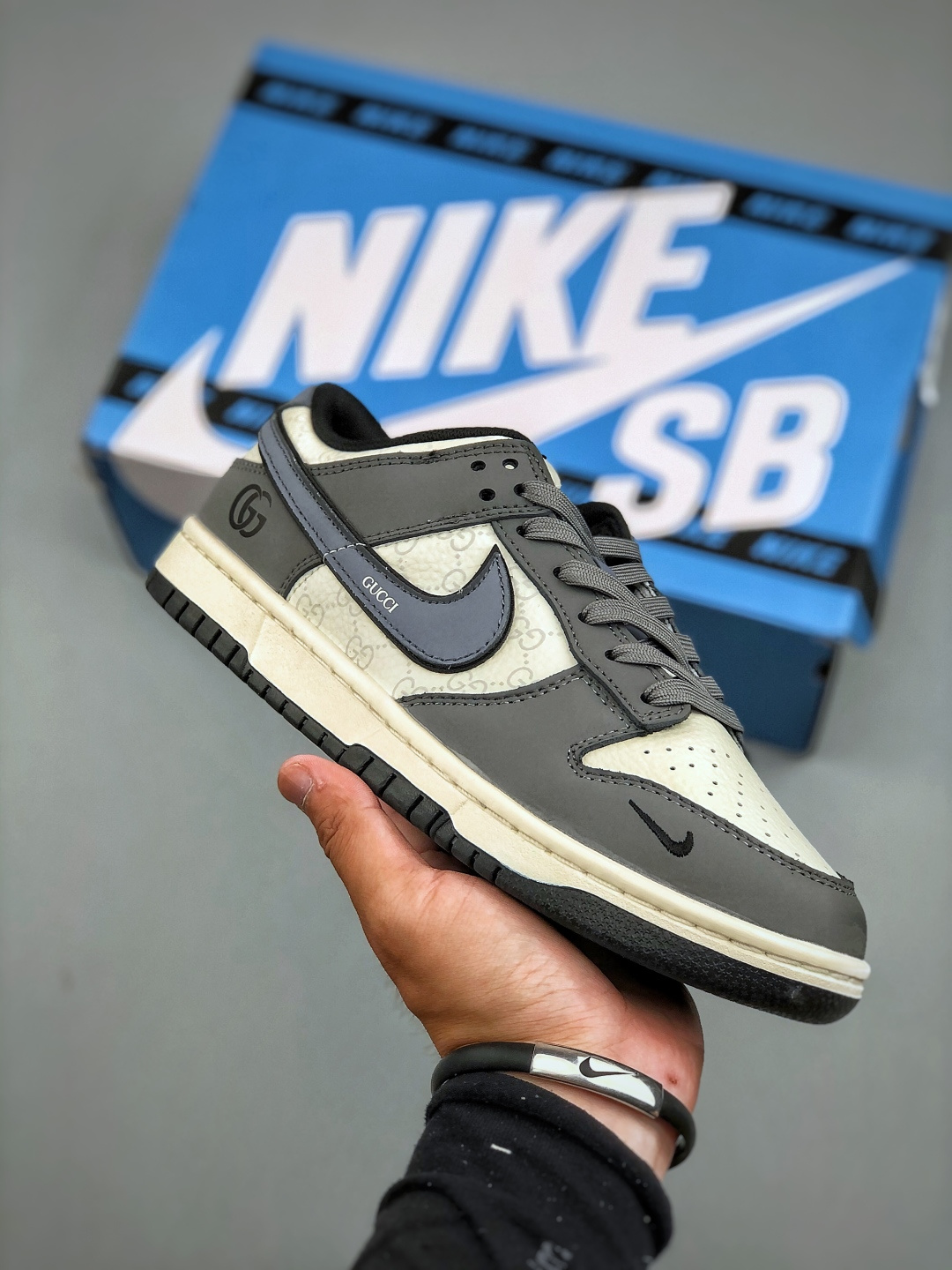 海外爆款限量发售!高端定制Nike SB Dunk Low “gucci联名 白灰色”高端定制 低帮休闲板鞋 定制鞋盒 大厂纯原品质出货 超高清洁度 皮料切割干净无任何毛边 细节完美 货号:FX1588 308