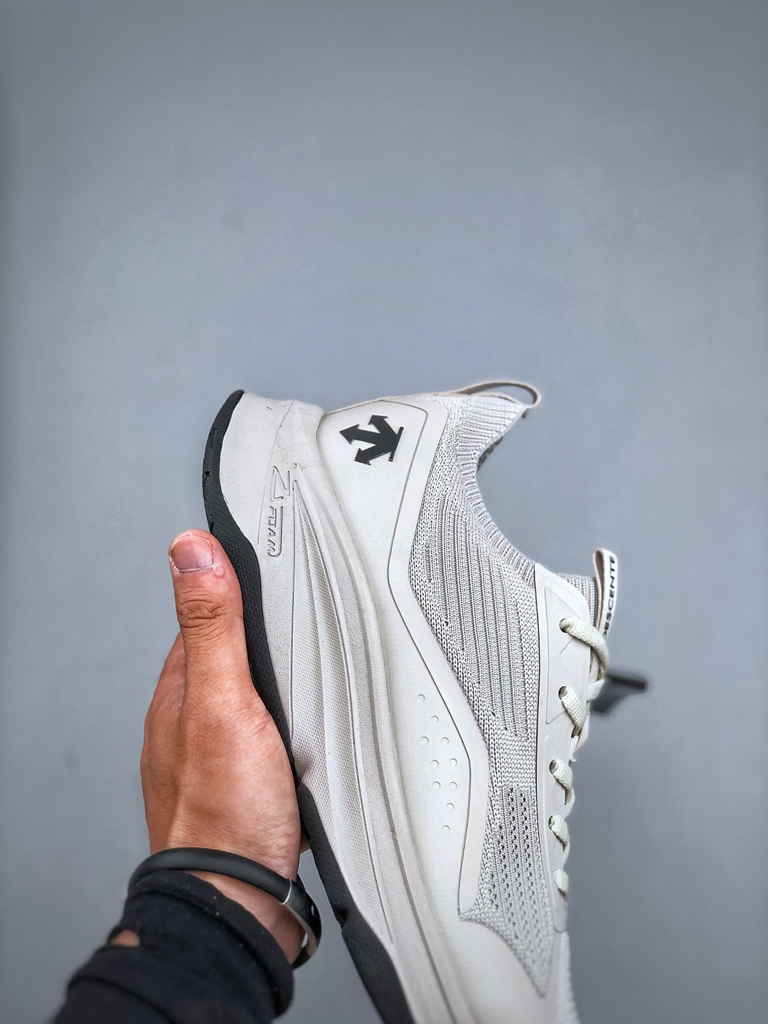 DESCENTE迪桑特轻盈缓震透气鞋面时尚休闲运动男子越野跑鞋