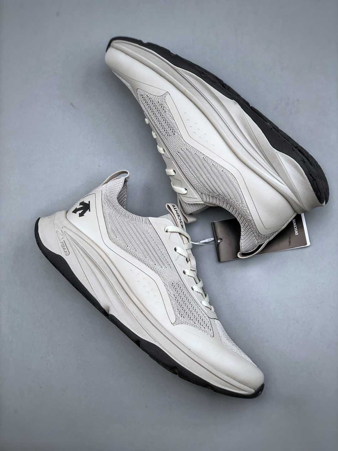 DESCENTE迪桑特轻盈缓震透气鞋面时尚休闲运动男子越野跑鞋