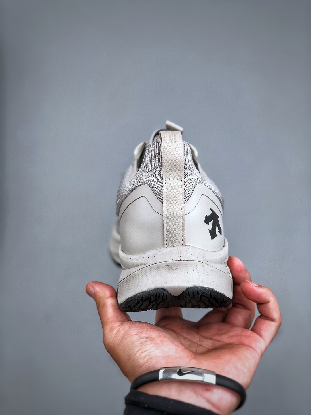 DESCENTE迪桑特轻盈缓震透气鞋面时尚休闲运动男子越野跑鞋