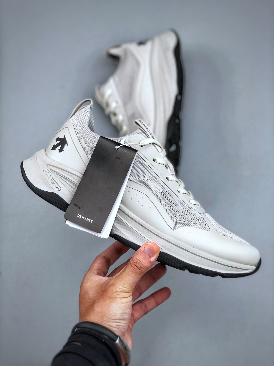 DESCENTE迪桑特轻盈缓震透气鞋面时尚休闲运动男子越野跑鞋