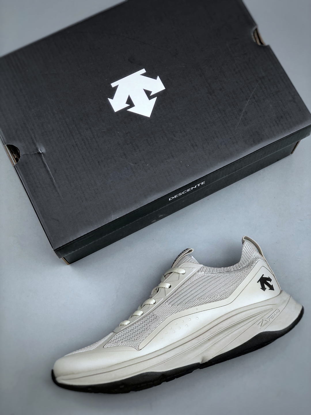 DESCENTE迪桑特轻盈缓震透气鞋面时尚休闲运动男子越野跑鞋