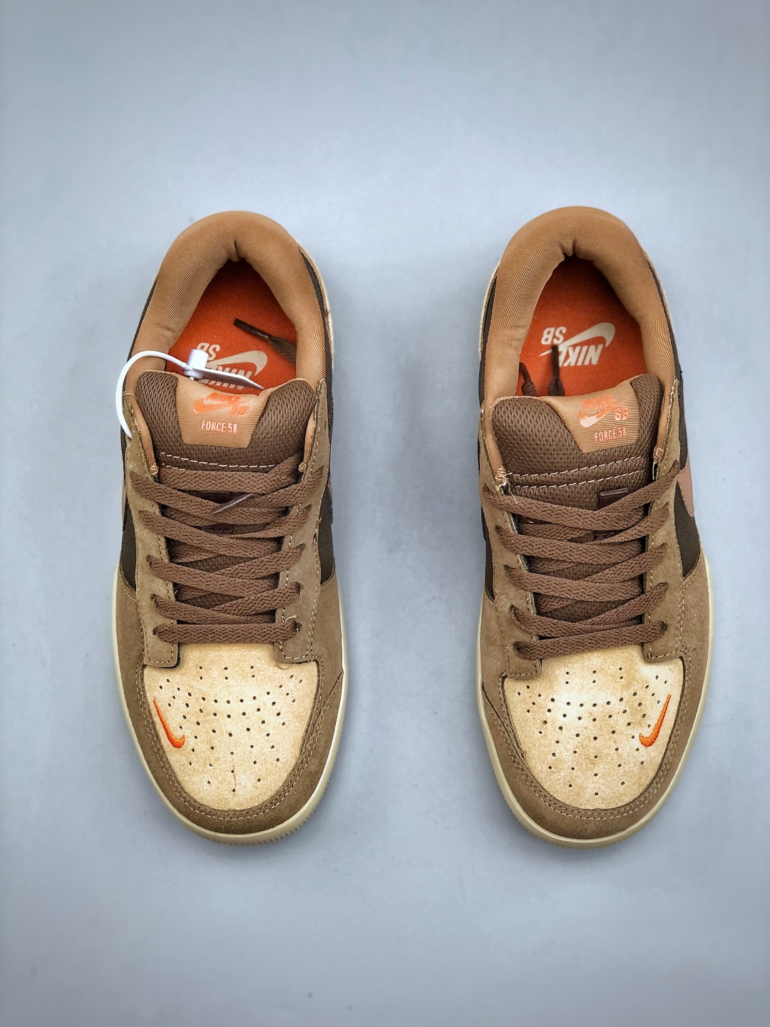 💰真标170💰公司级200💰纯原240Nike SB Force 58 耐克 低帮休闲板鞋是一款将前沿创新带入街头的单品 它具有硫化杯底 具有出色的耐用性和灵活性 使用帆布和绒面革 在饰面上放置通风口货号:DV5477 201 尺码:36 36.5 37.5 38 38.5 39 40 40.5 41 42 42.5 43 44 45