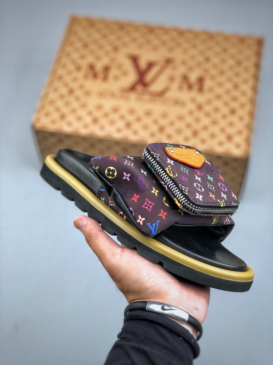 LOUIS VUITTON |路易威登2025ss最新春夏款 村上隆/Takashi Murakami x LOUIS Pool Pillow Comfort 皮革 圆头套脚一字拖鞋 男女款 白色 室内外穿着皆宜.纯羊羔毛材质,鞋面受专水台高密度发泡材质,轻盈舒适,鞋底厚度3.5. 上脚超显腿长