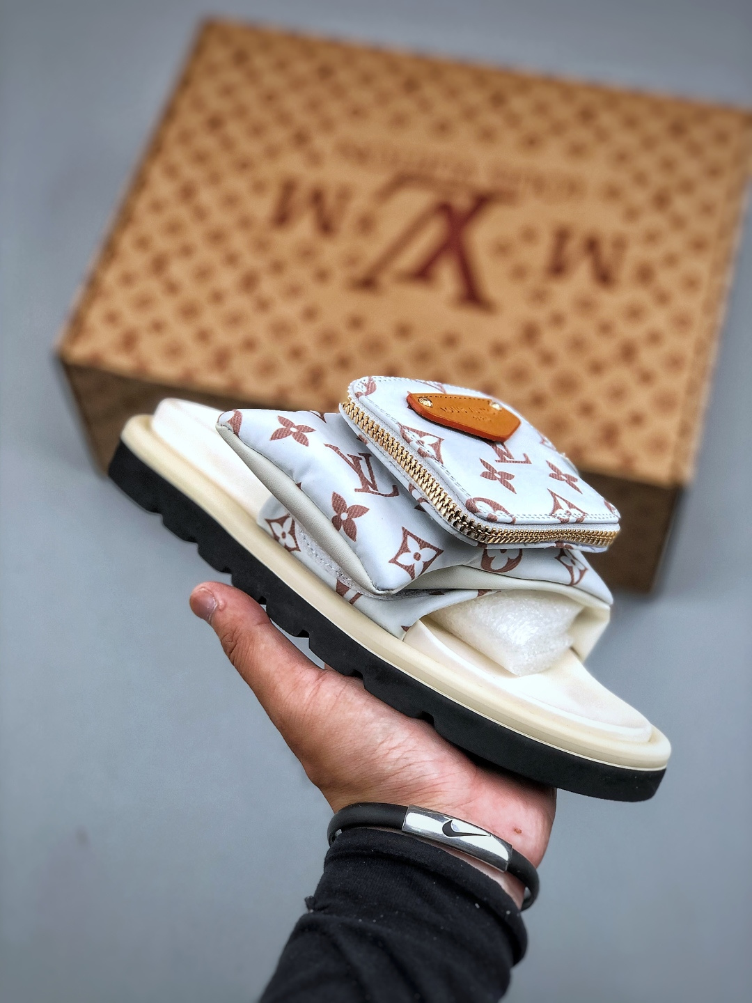 LOUIS VUITTON |路易威登2025ss最新春夏款 村上隆/Takashi Murakami x LOUIS Pool Pillow Comfort 皮革 圆头套脚一字拖鞋 男女款 白色 室内外穿着皆宜.纯羊羔毛材质,鞋面受专水台高密度发泡材质,轻盈舒适,鞋底厚度3.5. 上脚超显腿长