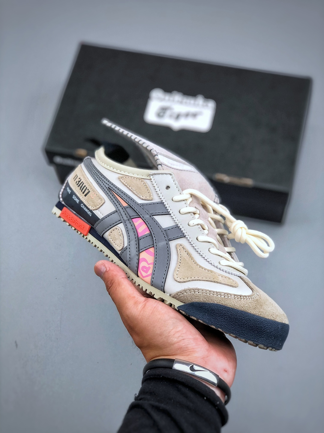 纯原💰280  Asics Onitsuka Tiger MEXICO 66 阿斯克斯 鬼冢虎 猫恶作剧热恋时代耐磨防滑低帮生活休闲鞋 Onitsuka Tiger鬼家株式会社是一家于1949年由鬼冢喜八郎创立的株式会社，在最初即联想到“日行千里路、行动最敏捷、亚洲最强的百兽之王-Tiger”， 并加上名称Onitsukaf组合而成。 鬼冢虎在 全球范围内收到热烈追捧，旗下的MEXICOH 66系列，既舒适又时尚，让人无法抗拒。货号：1183C102-200 尺码：36-45（半）