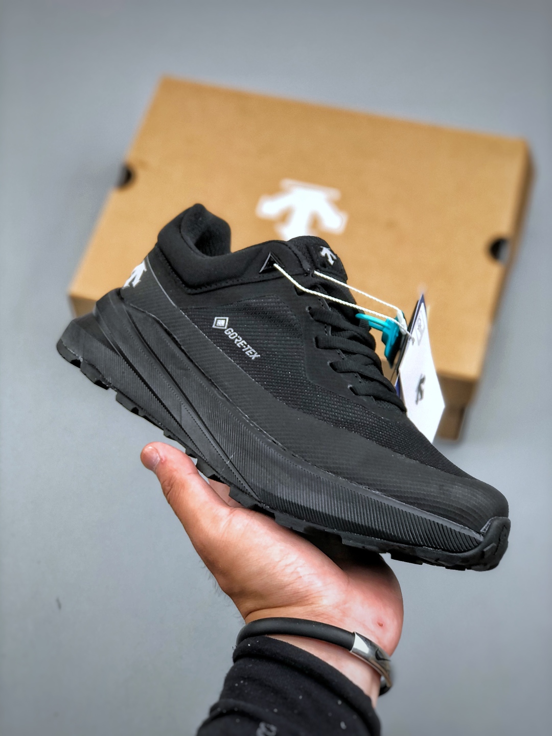 💰390
✅DESCENTE迪桑特轻盈缓震透气鞋面时尚休闲运动覆盖防水男子越野跑鞋 米其林大底 官方同步上架适合技术路线单日徒步穿着 aeriosflgtx鞋受到长途野外跑步鞋的启发 适合在变化的地形上进行快速轻快的徒步旅行穿着,舒适而有支撑性,使您充满信心。该设计与脚部融为一体,可最大限度地减少摩擦,gore-tex保护膜可防水,采用gore隐形适体(invisiblefit)技术,更轻薄舒适 尺码:39-45(半)