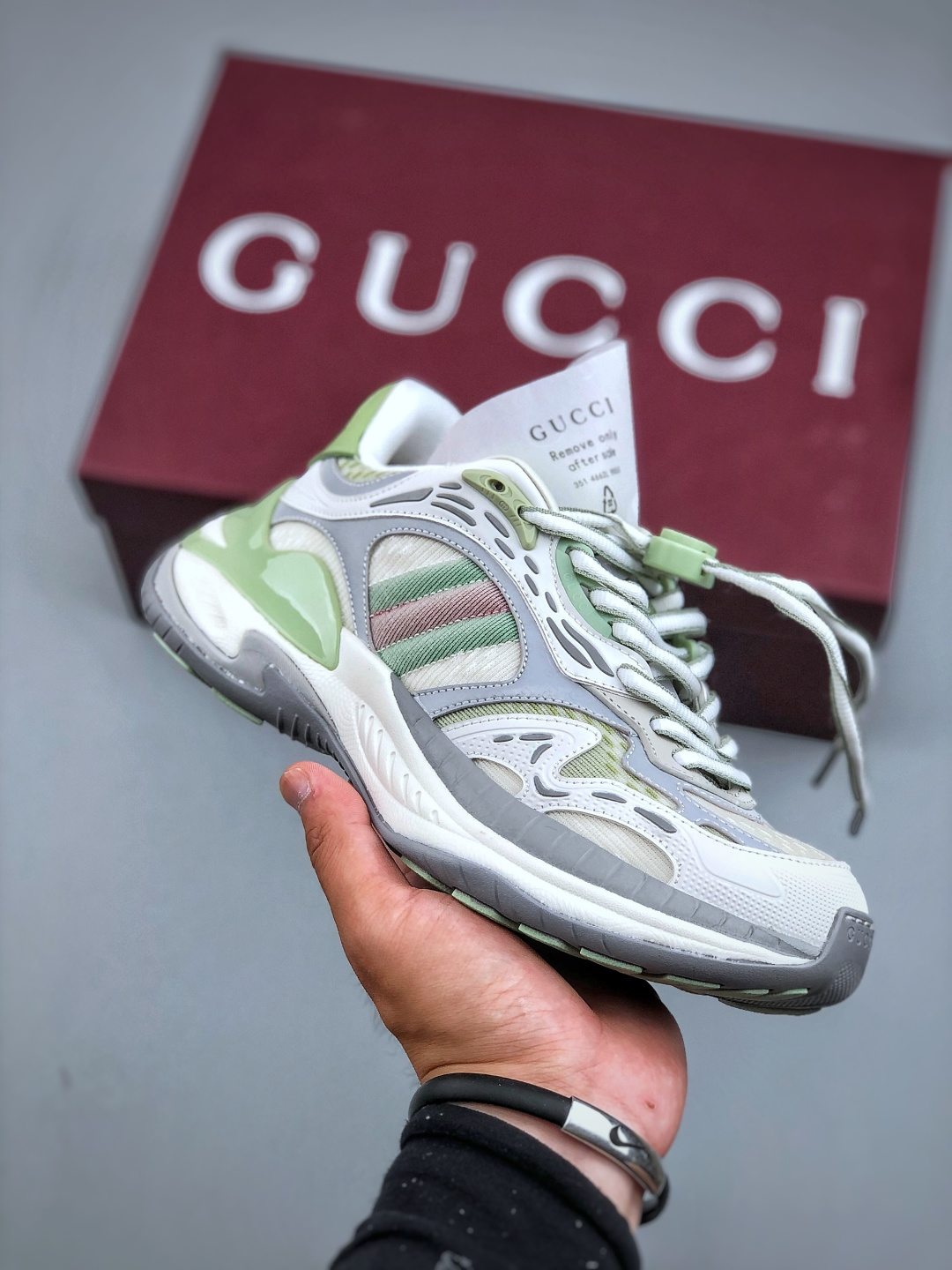 💰580   GUCCI/古驰 圆头抽绳 高奢百搭休闲男女士运动鞋 明星同款缓震慢跑鞋 小红书爆款厚底增高老爹鞋 鞋面走线工整 清晰质感 高端时尚 简约大气 防滑舒适。（后跟为真皮材质，试穿注意不要折损避免影响二次销售和售后）
尺码：36-40