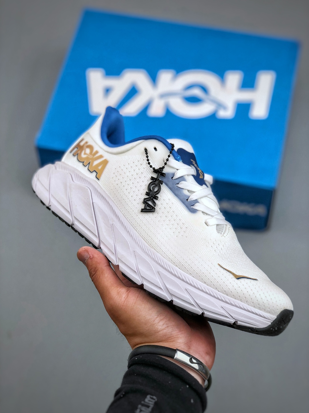 💰280  Hoka Arahi 7 阿拉希7舒适稳定跑步鞋 #鞋款采用J-Frame 中底，加强支撑足底内侧，搭配区域透气平织网布鞋面，达到稳定支撑与轻巧舒适的完美平衡 货号：1147870/ FTG 尺码：40-45（半）