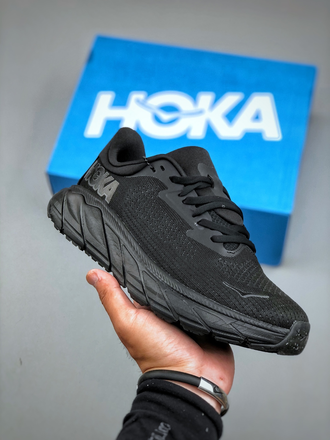 💰280  Hoka Arahi 7 阿拉希7舒适稳定跑步鞋 #鞋款采用J-Frame 中底，加强支撑足底内侧，搭配区域透气平织网布鞋面，达到稳定支撑与轻巧舒适的完美平衡 货号：1147850/BBLC  尺码：36-45（半）