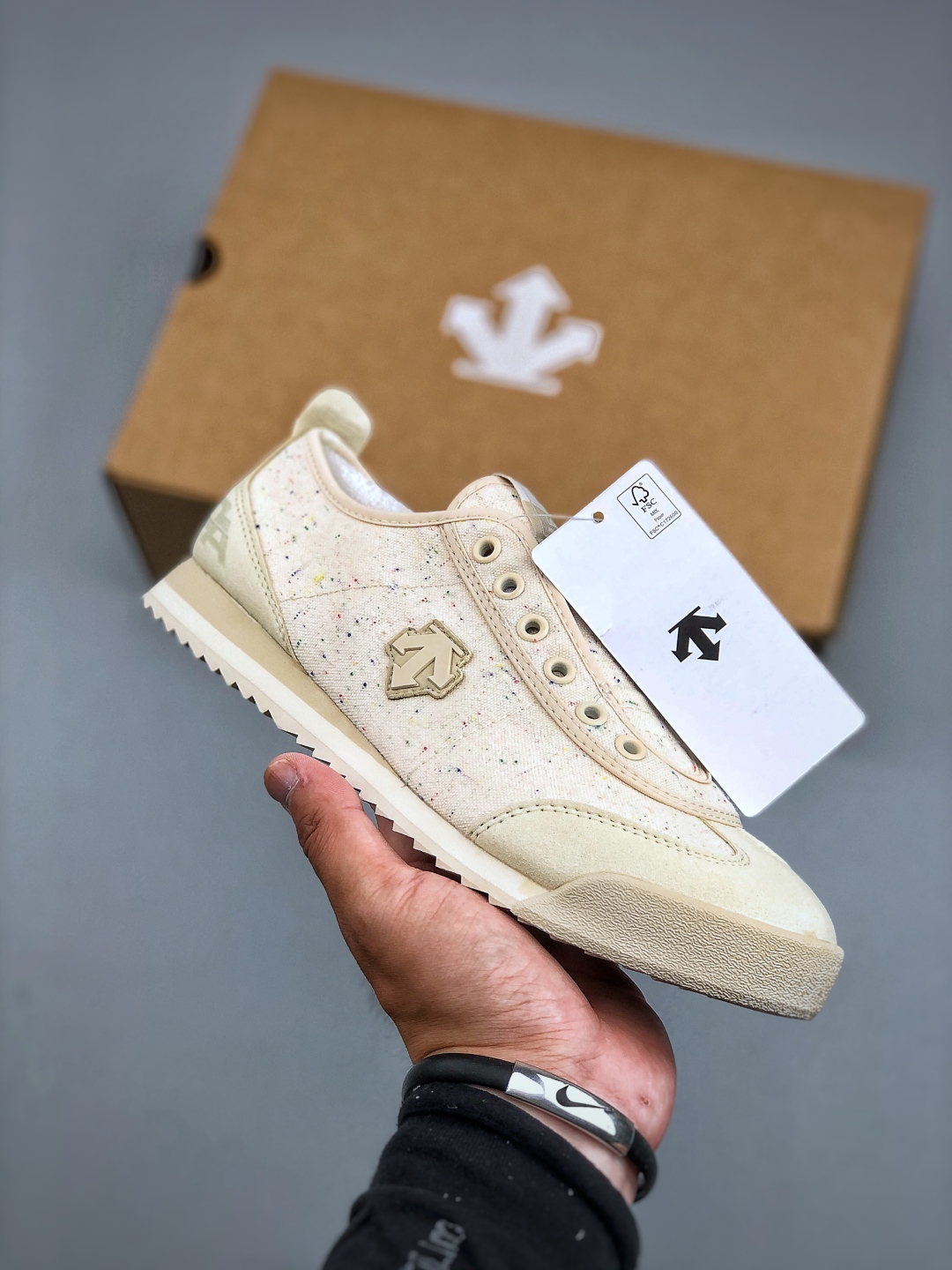 💰260 DESCENTE TENPO REPLICA 公司级版本
迪桑特复古运动一脚蹬帆布鞋👏
透气休闲鞋 轻松方便的一脚蹬设计
搭配轻质弹性鞋底 脚感舒适
简洁的帆布鞋面设计适用于多场景穿搭
官方货号: D5231LSN2536
尺码:36-45(半)