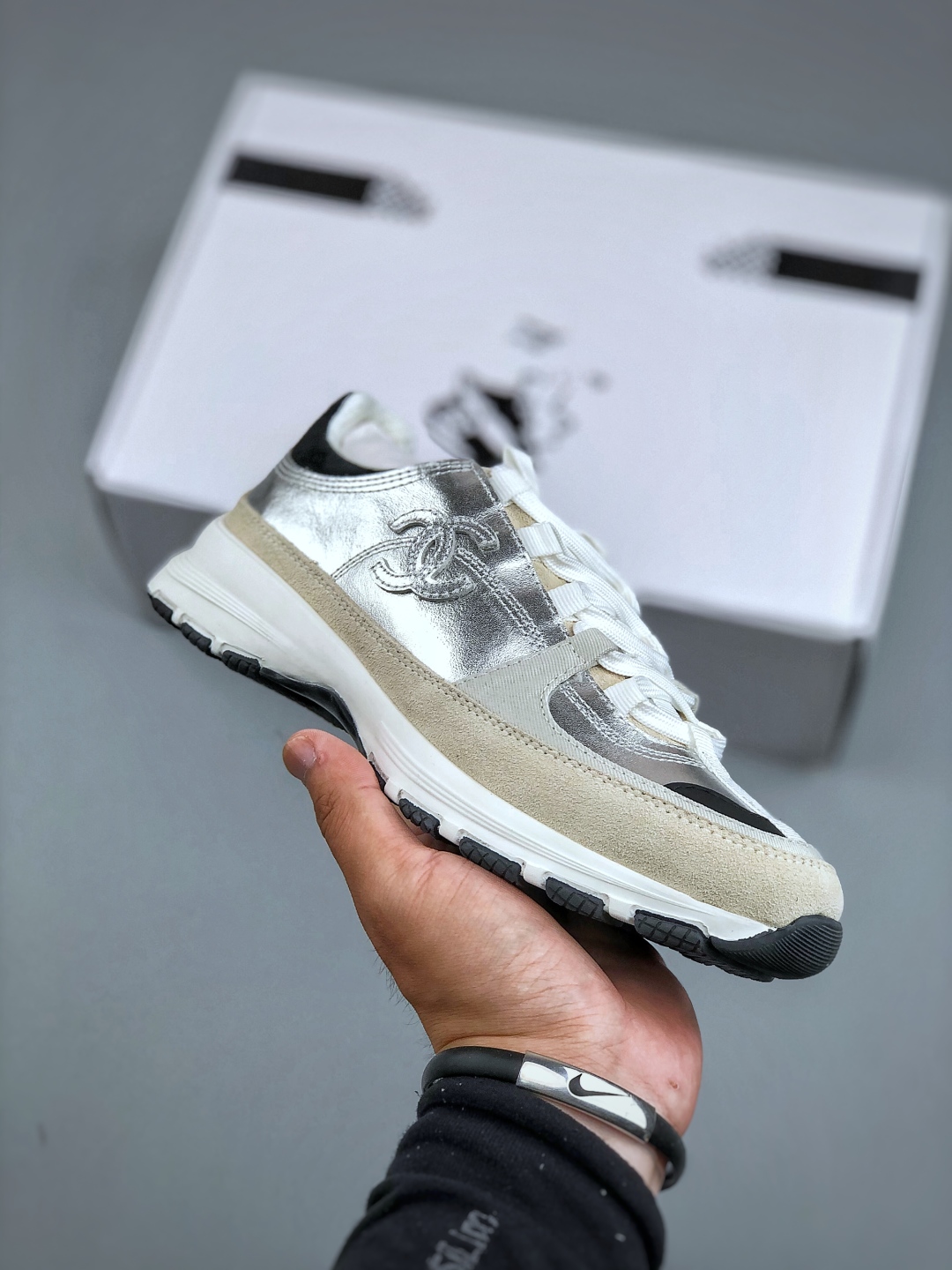 💰580
Chanel香奈儿﹣2025顶级休闲款运动鞋
小红书各大平台爆款 这款经典设计;鞋面多种工艺电绣的风格;大底却时尚运动;不平凡的拥入了多种配色……
多混搭非常好看百搭,休闲,时尚,运动,户外都能兼顾…..
1鞋面采用:原版进口高丝光牛反绒+进口混种羊皮
2内里采用:原版进口透气网
3大底根据:原版T组合大底
尺码:35 36 37 38 39 40