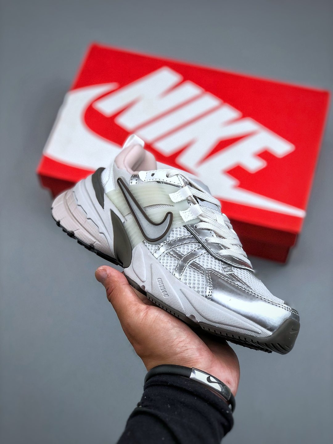 纯原 NIKE V2K Runtekk 减震防滑复古低帮跑步鞋材质上使用大面积网眼 皮革 TPU 组成 支撑和透气性肯定不错 中底处由 Cushlon 泡绵打造 保证在压马路时可以提供优秀脚感 并通过一手做旧氧化效果突出复古感 中底造型很容易让大家联想到巴黎世家3XL 增高效果同样不能忽视官方货号:FD0736 010 (半)