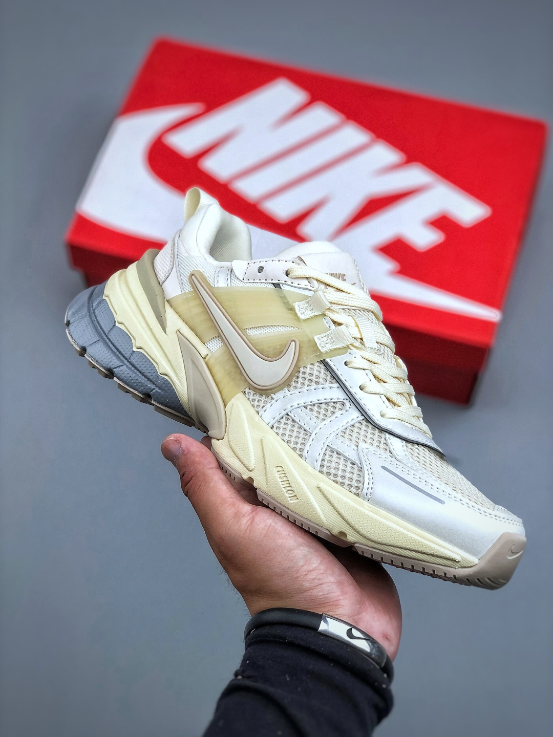 纯原 NIKE V2K Runtekk 减震防滑复古低帮跑步鞋材质上使用大面积网眼 皮革 TPU 组成 支撑和透气性肯定不错 中底处由 Cushlon 泡绵打造 保证在压马路时可以提供优秀脚感 并通过一手做旧氧化效果突出复古感 中底造型很容易让大家联想到巴黎世家3XL 增高效果同样不能忽视官方货号:HO1512 110 (半)