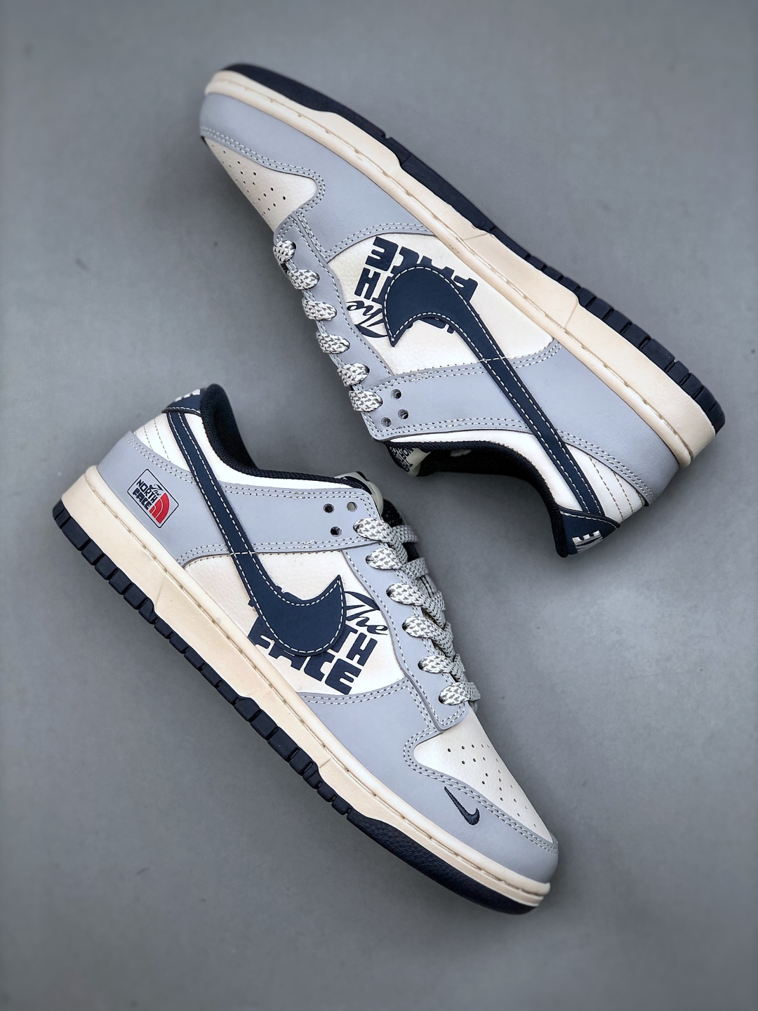 💰320纯原版本

C版 Nike SB Dunk Low“北面联名—灰白蓝勾配色” 高端定制 低帮休闲板鞋 定制鞋盒 大厂纯原品质出货 超高清洁度 皮料切割干净无任何毛边 细节完美 货号：XF8698-205 尺码：36-45（半）