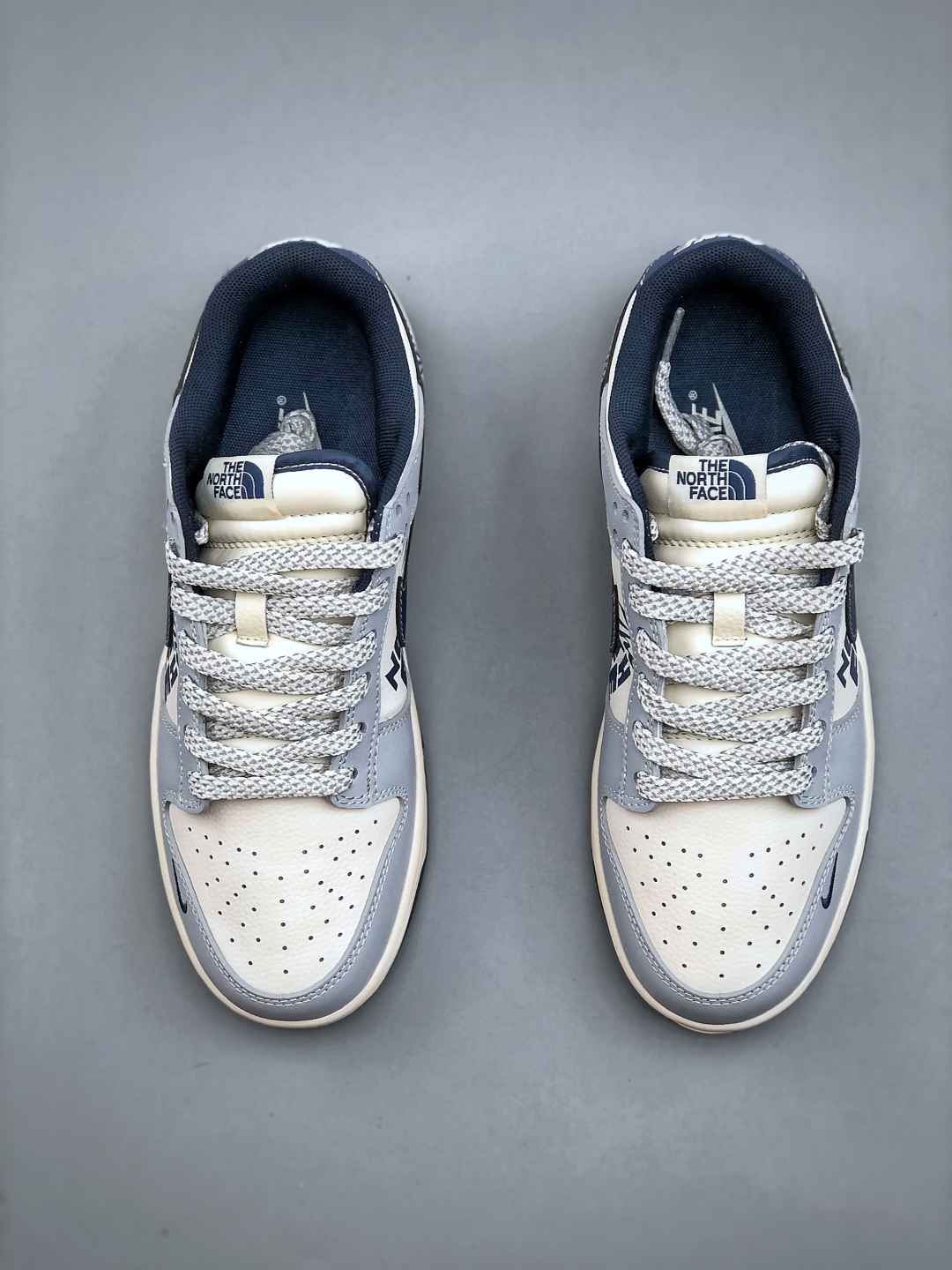 💰320纯原版本

C版 Nike SB Dunk Low“北面联名—灰白蓝勾配色” 高端定制 低帮休闲板鞋 定制鞋盒 大厂纯原品质出货 超高清洁度 皮料切割干净无任何毛边 细节完美 货号：XF8698-205 尺码：36-45（半）