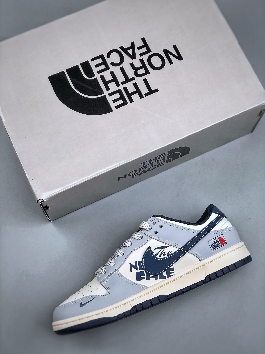 💰320纯原版本

C版 Nike SB Dunk Low“北面联名—灰白蓝勾配色” 高端定制 低帮休闲板鞋 定制鞋盒 大厂纯原品质出货 超高清洁度 皮料切割干净无任何毛边 细节完美 货号：XF8698-205 尺码：36-45（半）