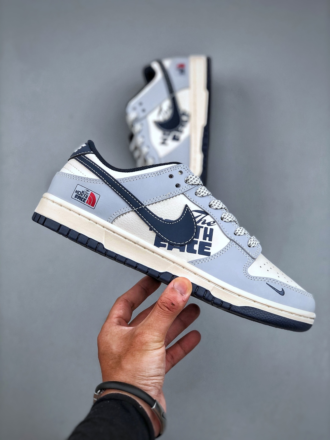 💰320纯原版本

C版 Nike SB Dunk Low“北面联名—灰白蓝勾配色” 高端定制 低帮休闲板鞋 定制鞋盒 大厂纯原品质出货 超高清洁度 皮料切割干净无任何毛边 细节完美 货号：XF8698-205 尺码：36-45（半）