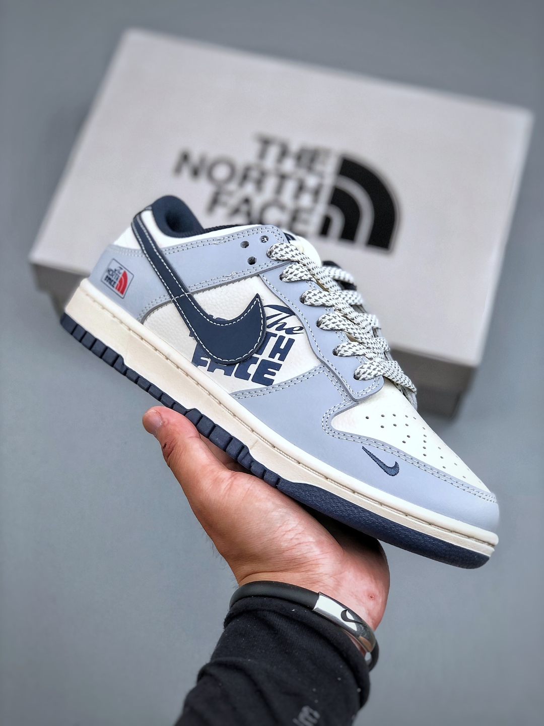 💰320纯原版本

C版 Nike SB Dunk Low“北面联名—灰白蓝勾配色” 高端定制 低帮休闲板鞋 定制鞋盒 大厂纯原品质出货 超高清洁度 皮料切割干净无任何毛边 细节完美 货号：XF8698-205 尺码：36-45（半）