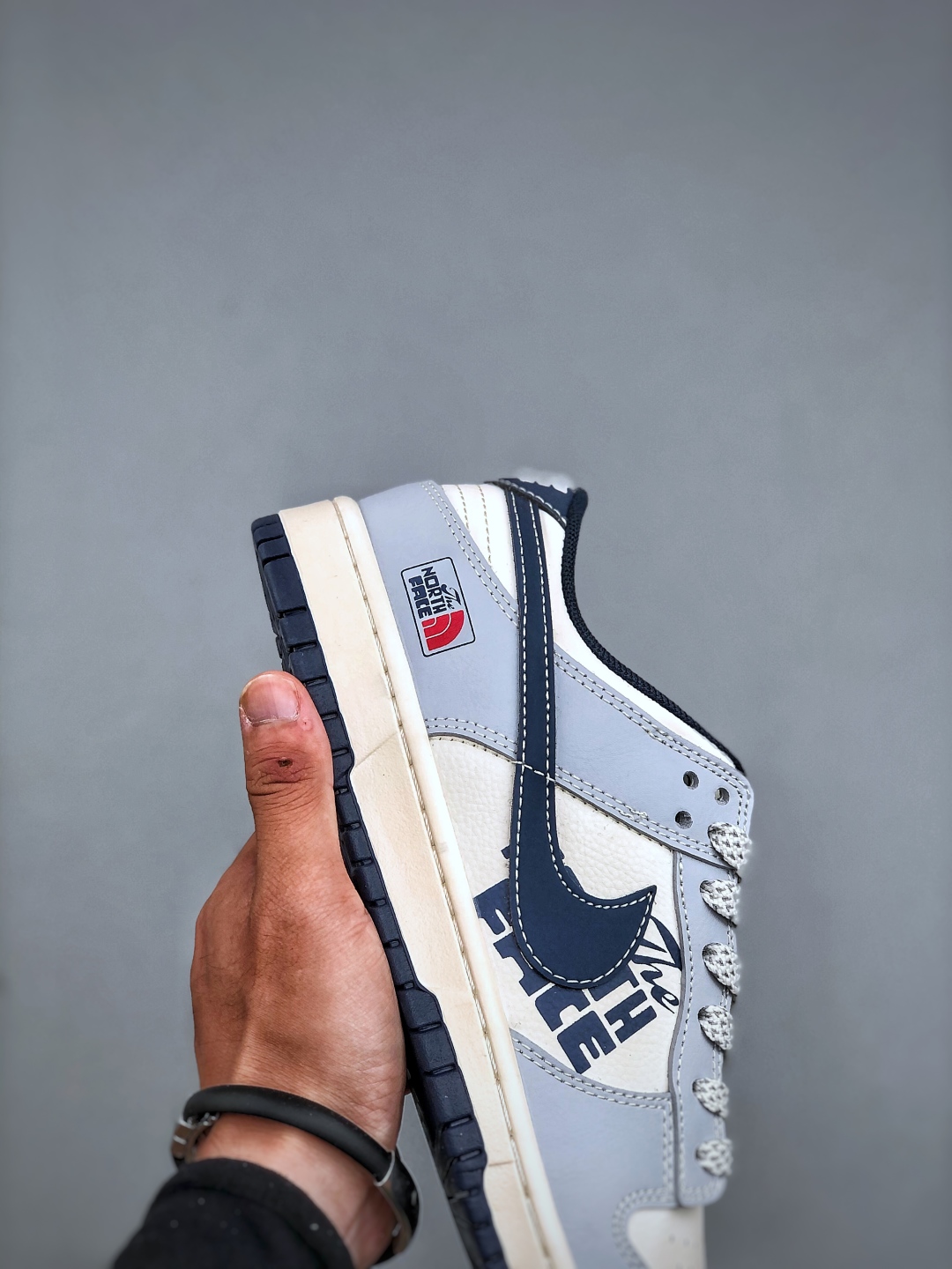 💰320纯原版本

C版 Nike SB Dunk Low“北面联名—灰白蓝勾配色” 高端定制 低帮休闲板鞋 定制鞋盒 大厂纯原品质出货 超高清洁度 皮料切割干净无任何毛边 细节完美 货号：XF8698-205 尺码：36-45（半）