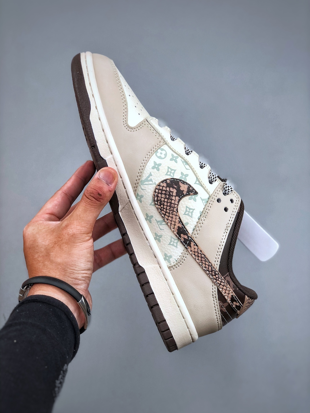 💰320纯原版本

Nike Dunk Low Retro ‘DIY高端定制’耐克 低帮休闲运动板鞋原装头层材料 用料绝不含糊 独家版型蒸餾加工帶來的是更好的视觉和脚感体验 清洁度 电绣工艺 皮料切割干净无任何毛边 细节完美 货号:HS2506-213 尺码：36-45（半）