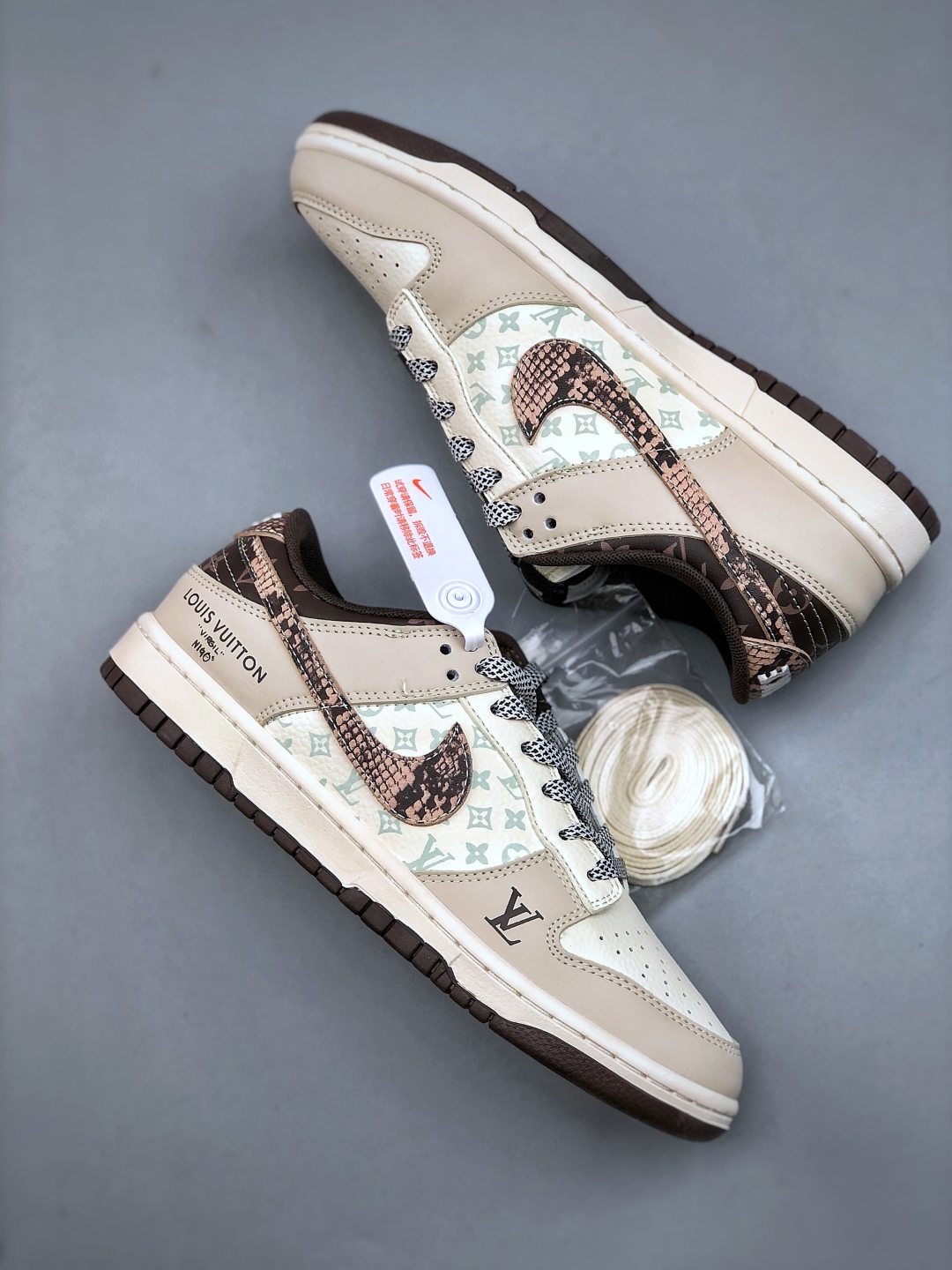 💰320纯原版本

Nike Dunk Low Retro ‘DIY高端定制’耐克 低帮休闲运动板鞋原装头层材料 用料绝不含糊 独家版型蒸餾加工帶來的是更好的视觉和脚感体验 清洁度 电绣工艺 皮料切割干净无任何毛边 细节完美 货号:HS2506-213 尺码：36-45（半）
