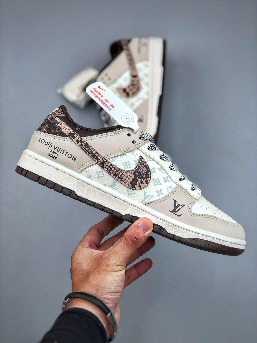 💰320纯原版本

Nike Dunk Low Retro ‘DIY高端定制’耐克 低帮休闲运动板鞋原装头层材料 用料绝不含糊 独家版型蒸餾加工帶來的是更好的视觉和脚感体验 清洁度 电绣工艺 皮料切割干净无任何毛边 细节完美 货号:HS2506-213 尺码：36-45（半）