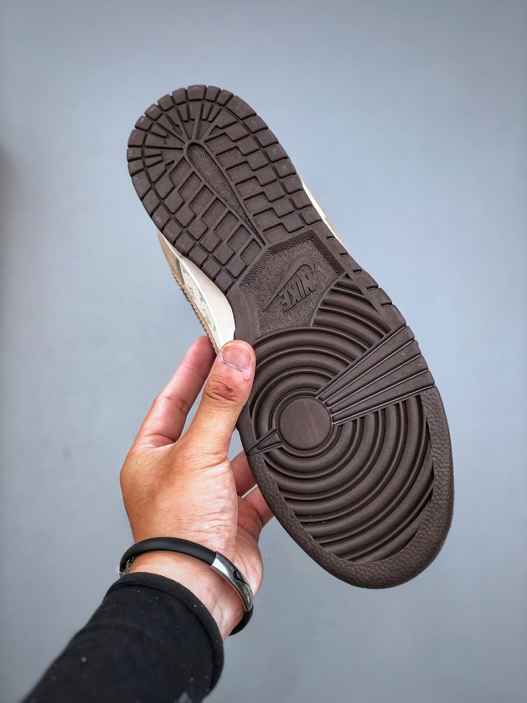 💰320纯原版本

Nike Dunk Low Retro ‘DIY高端定制’耐克 低帮休闲运动板鞋原装头层材料 用料绝不含糊 独家版型蒸餾加工帶來的是更好的视觉和脚感体验 清洁度 电绣工艺 皮料切割干净无任何毛边 细节完美 货号:HS2506-213 尺码：36-45（半）