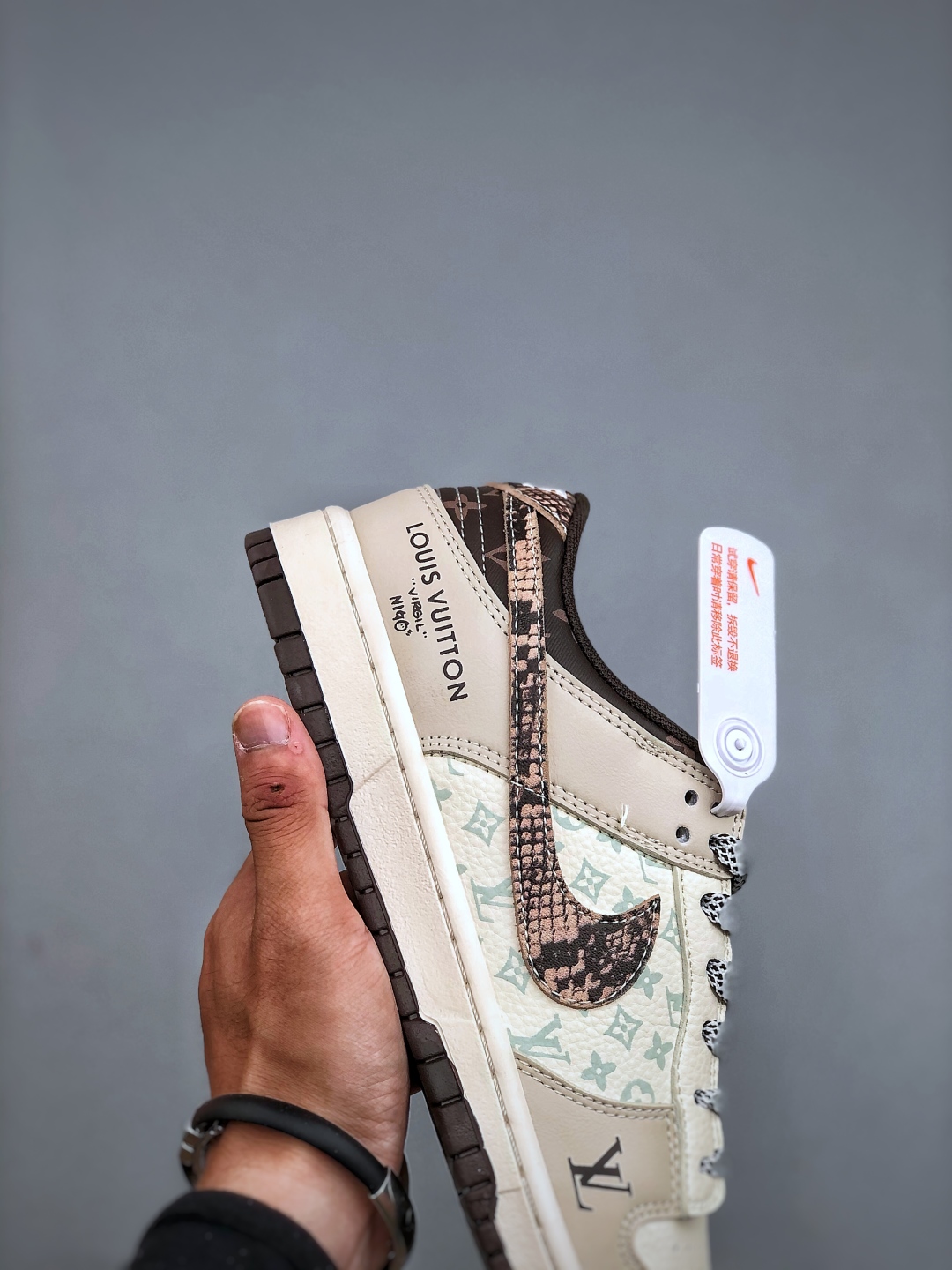 💰320纯原版本

Nike Dunk Low Retro ‘DIY高端定制’耐克 低帮休闲运动板鞋原装头层材料 用料绝不含糊 独家版型蒸餾加工帶來的是更好的视觉和脚感体验 清洁度 电绣工艺 皮料切割干净无任何毛边 细节完美 货号:HS2506-213 尺码：36-45（半）