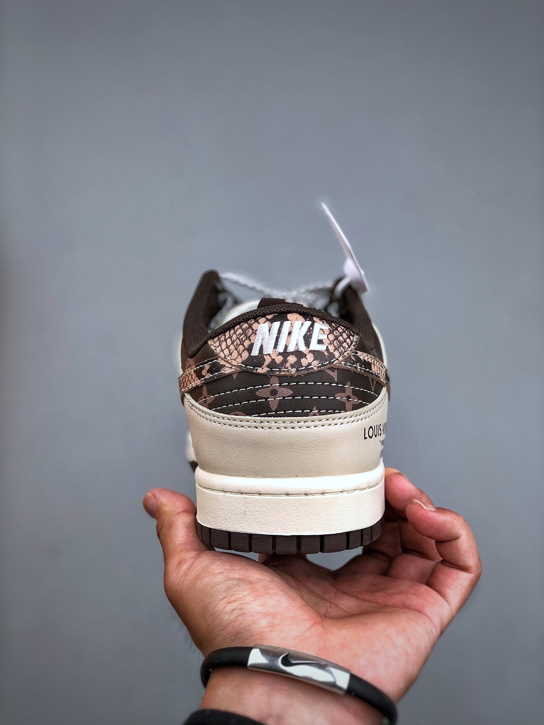 💰320纯原版本

Nike Dunk Low Retro ‘DIY高端定制’耐克 低帮休闲运动板鞋原装头层材料 用料绝不含糊 独家版型蒸餾加工帶來的是更好的视觉和脚感体验 清洁度 电绣工艺 皮料切割干净无任何毛边 细节完美 货号:HS2506-213 尺码：36-45（半）