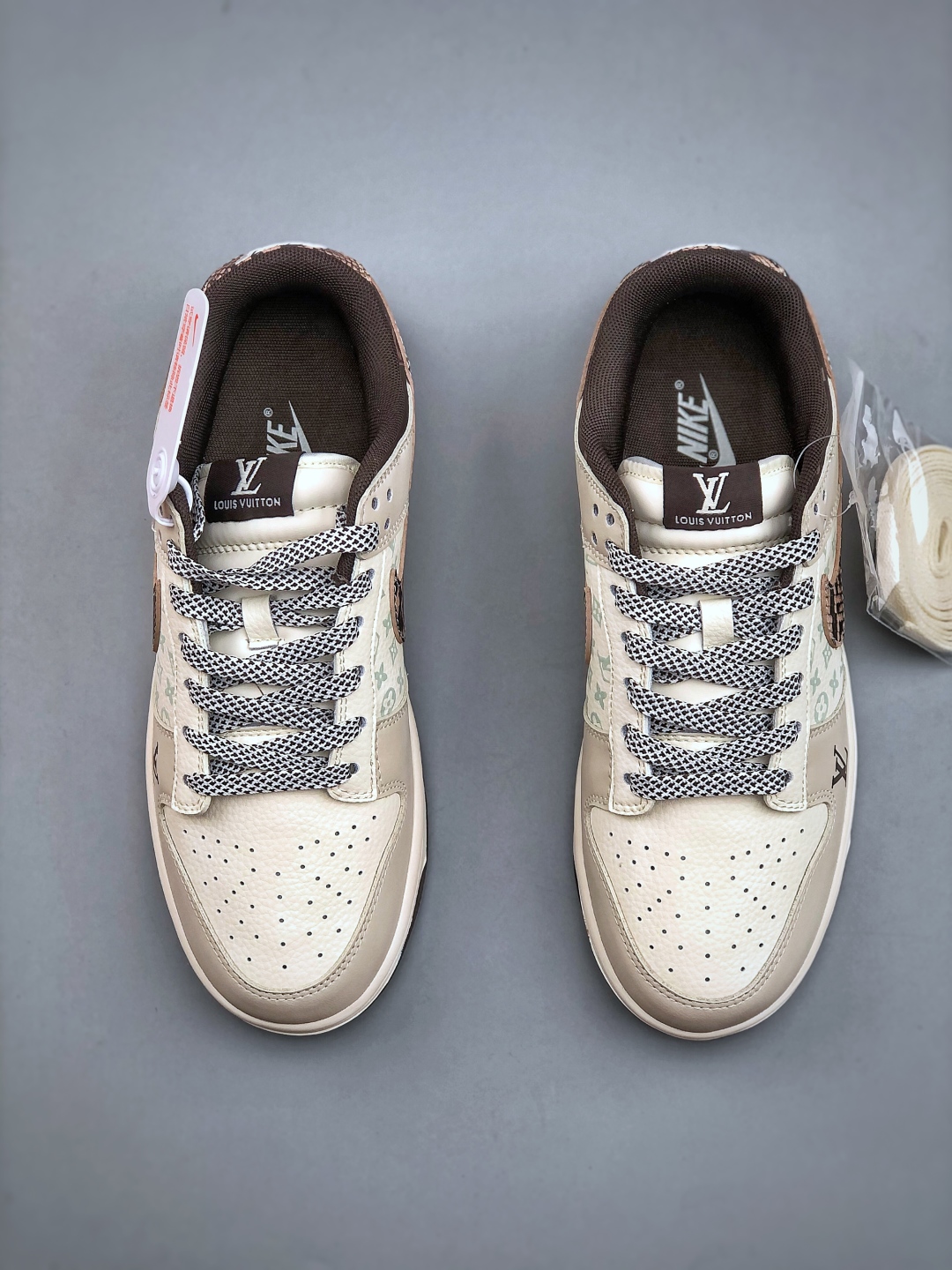 💰320纯原版本

Nike Dunk Low Retro ‘DIY高端定制’耐克 低帮休闲运动板鞋原装头层材料 用料绝不含糊 独家版型蒸餾加工帶來的是更好的视觉和脚感体验 清洁度 电绣工艺 皮料切割干净无任何毛边 细节完美 货号:HS2506-213 尺码：36-45（半）