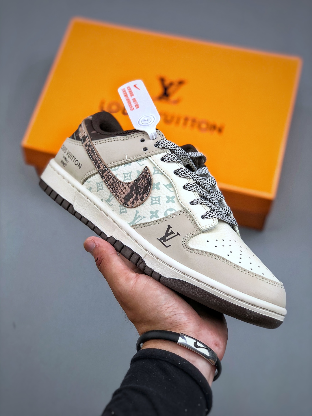 💰320纯原版本

Nike Dunk Low Retro ‘DIY高端定制’耐克 低帮休闲运动板鞋原装头层材料 用料绝不含糊 独家版型蒸餾加工帶來的是更好的视觉和脚感体验 清洁度 电绣工艺 皮料切割干净无任何毛边 细节完美 货号:HS2506-213 尺码：36-45（半）