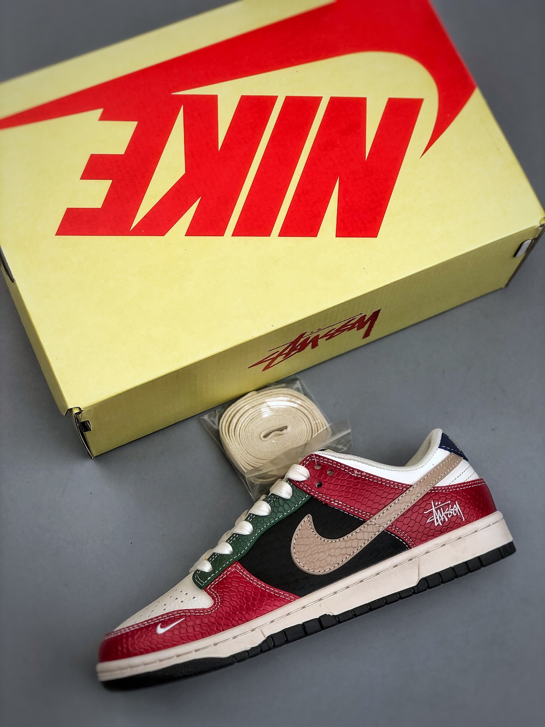 💰320纯原版本

D版 Nike SB Dunk Low x Stussy 红白小勾纯原大厂出品 极力推荐👏原装头层材料 独家版型蒸餾加工帶來的是更好的视觉和脚感体验大厂纯原品质出货 清洁度 电绣工艺 皮料切割干净无任何毛边 细节完美官方货号：HS2506 218 尺码：36-45（半）