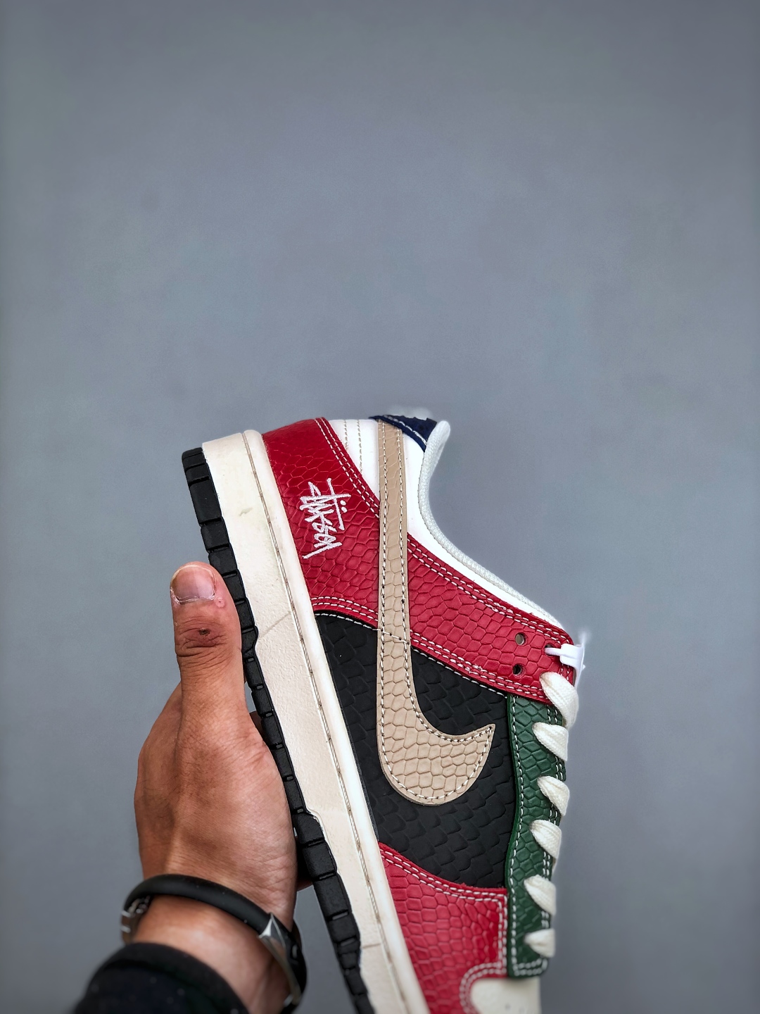 💰320纯原版本

D版 Nike SB Dunk Low x Stussy 红白小勾纯原大厂出品 极力推荐👏原装头层材料 独家版型蒸餾加工帶來的是更好的视觉和脚感体验大厂纯原品质出货 清洁度 电绣工艺 皮料切割干净无任何毛边 细节完美官方货号：HS2506 218 尺码：36-45（半）