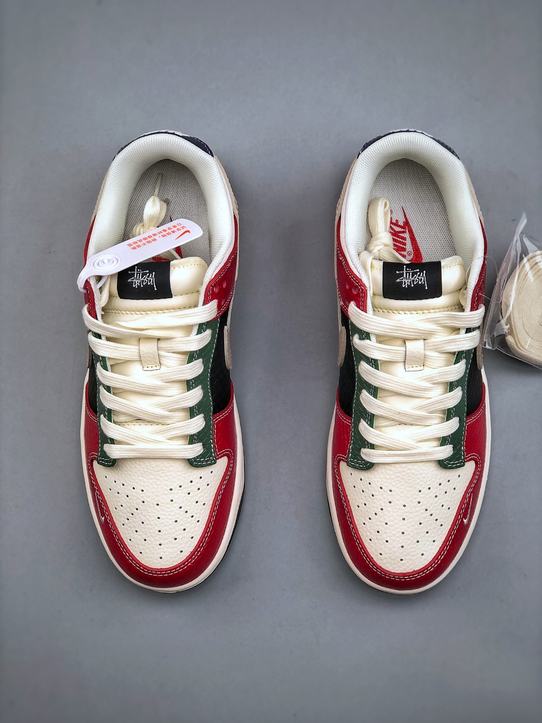 💰320纯原版本

D版 Nike SB Dunk Low x Stussy 红白小勾纯原大厂出品 极力推荐👏原装头层材料 独家版型蒸餾加工帶來的是更好的视觉和脚感体验大厂纯原品质出货 清洁度 电绣工艺 皮料切割干净无任何毛边 细节完美官方货号：HS2506 218 尺码：36-45（半）