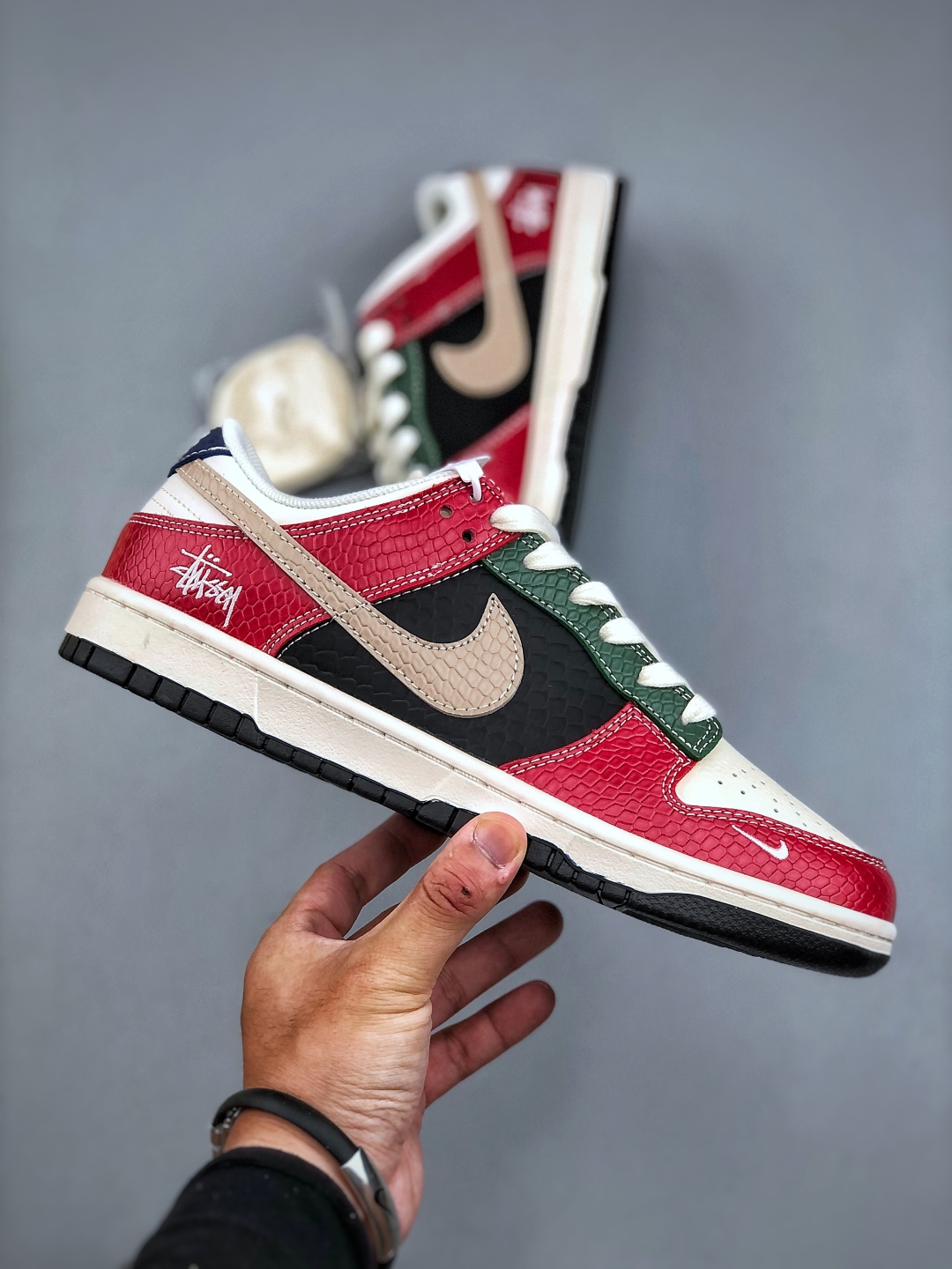 💰320纯原版本

D版 Nike SB Dunk Low x Stussy 红白小勾纯原大厂出品 极力推荐👏原装头层材料 独家版型蒸餾加工帶來的是更好的视觉和脚感体验大厂纯原品质出货 清洁度 电绣工艺 皮料切割干净无任何毛边 细节完美官方货号：HS2506 218 尺码：36-45（半）