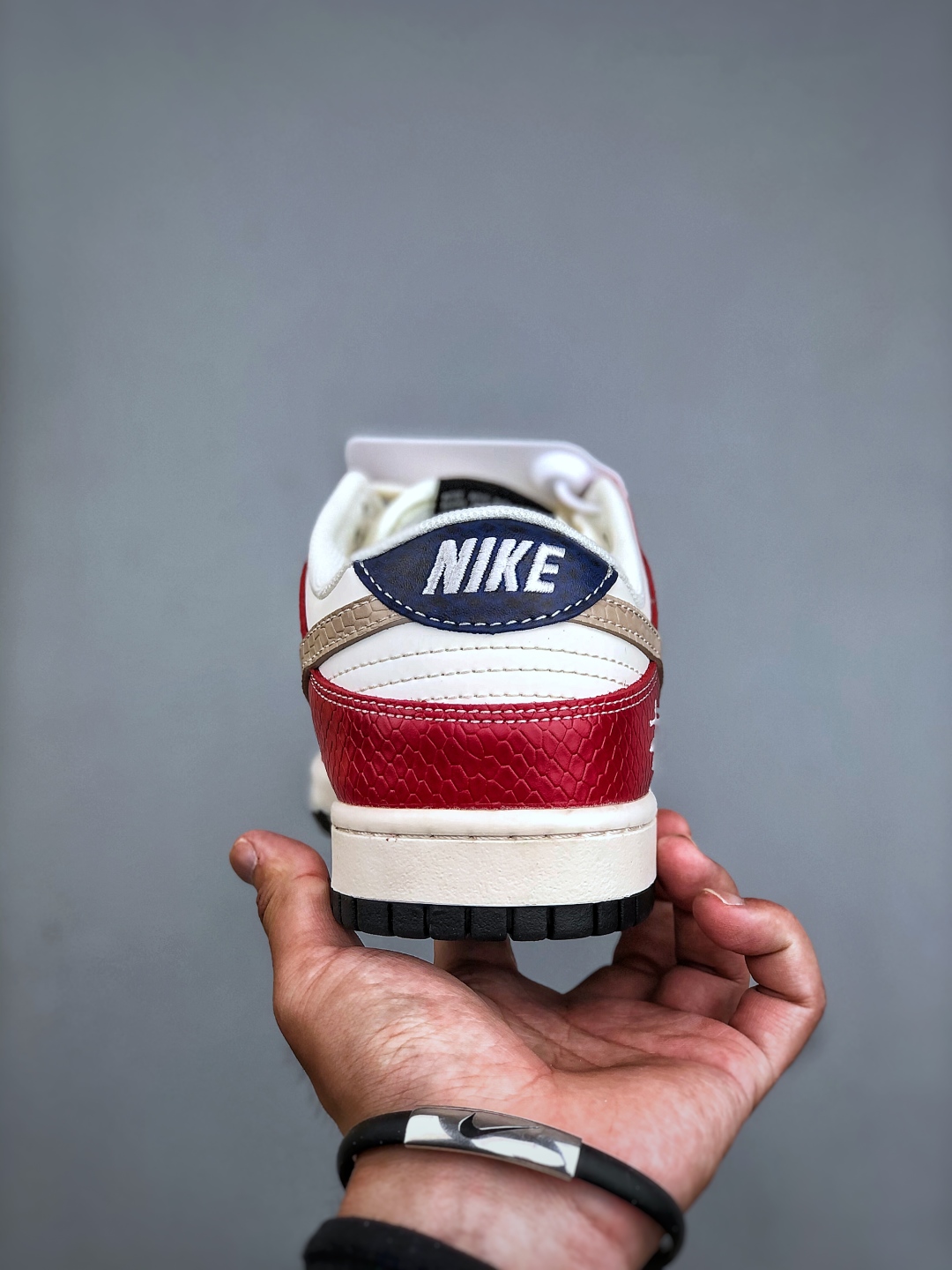 💰320纯原版本

D版 Nike SB Dunk Low x Stussy 红白小勾纯原大厂出品 极力推荐👏原装头层材料 独家版型蒸餾加工帶來的是更好的视觉和脚感体验大厂纯原品质出货 清洁度 电绣工艺 皮料切割干净无任何毛边 细节完美官方货号：HS2506 218 尺码：36-45（半）