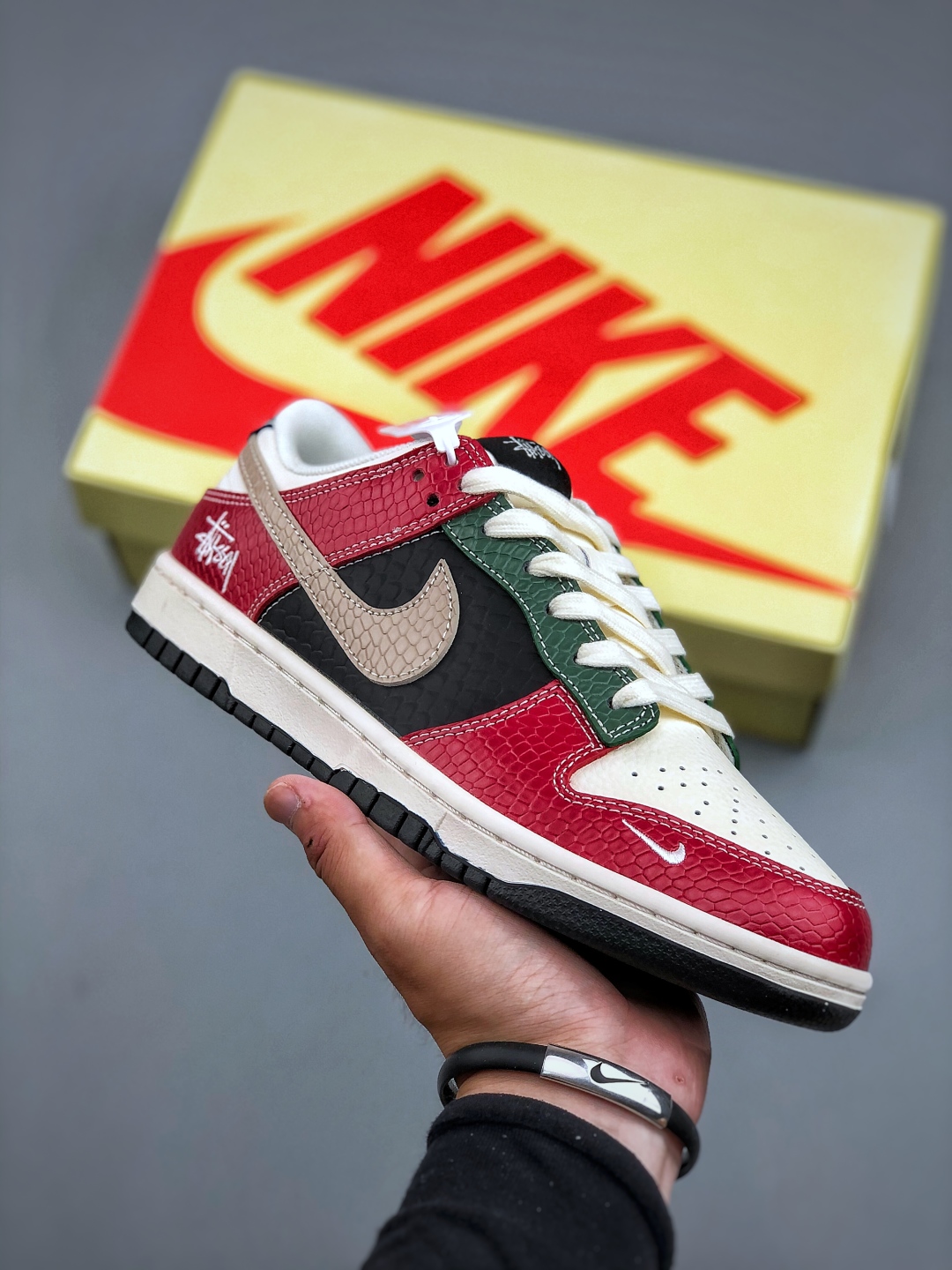 💰320纯原版本

D版 Nike SB Dunk Low x Stussy 红白小勾纯原大厂出品 极力推荐👏原装头层材料 独家版型蒸餾加工帶來的是更好的视觉和脚感体验大厂纯原品质出货 清洁度 电绣工艺 皮料切割干净无任何毛边 细节完美官方货号：HS2506 218 尺码：36-45（半）