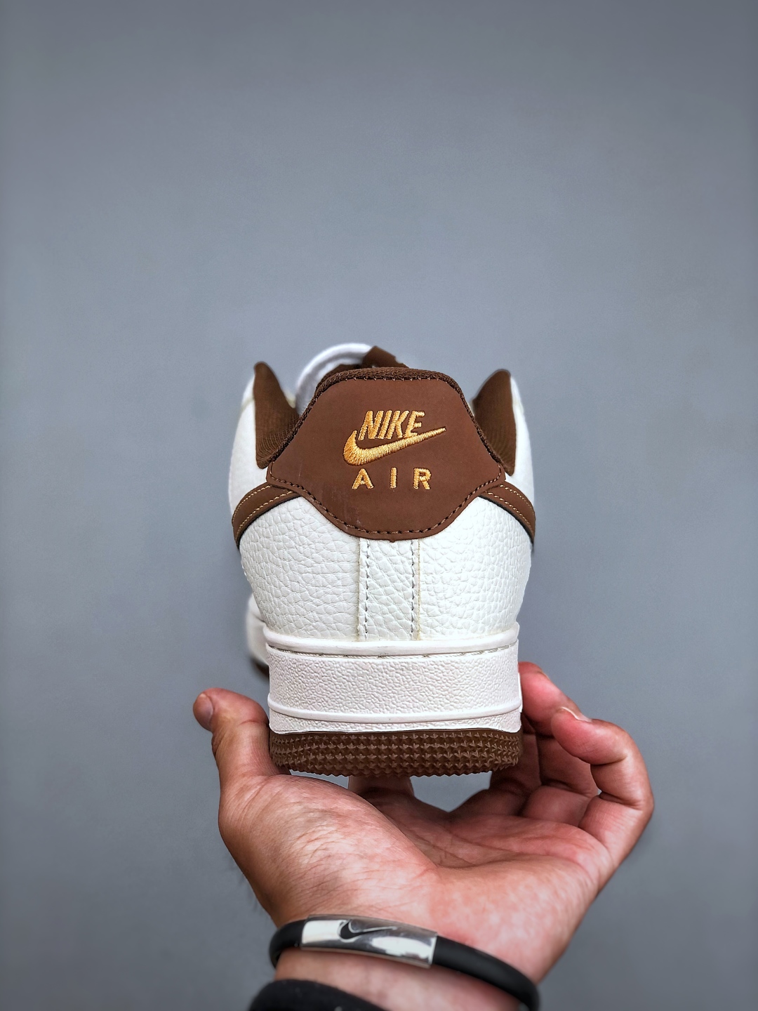 福利特价💰180

Nike Air Force 1 Low “白棕”空军一号低帮运动休闲板鞋 原楦头原纸板 打造纯正空军版型 专注外贸渠道 全掌内置蜂窝气垫 原盒配件 原厂中底钢印、拉帮完美 货号：IB7719 113 尺码：36-45（半）